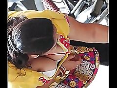 Indian mama aunty boobs showings